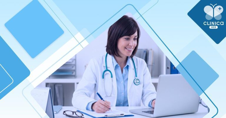 Лікар працює за ноутбуком у медичній інформаційній системі Clinica Web в кабінеті клініки
