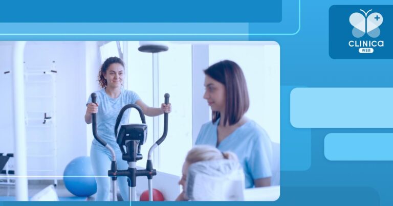 Пацієнтка проходить реабілітацію на тренажері — облік результатів лікування в реабілітаційному центрі